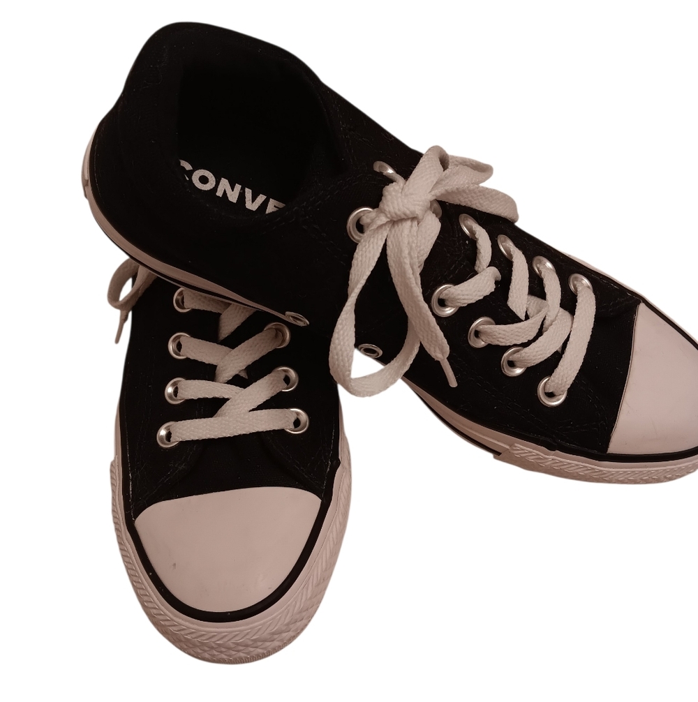 Converse Women's Black and White Low-Top Canvas Sneakers Size 7.5